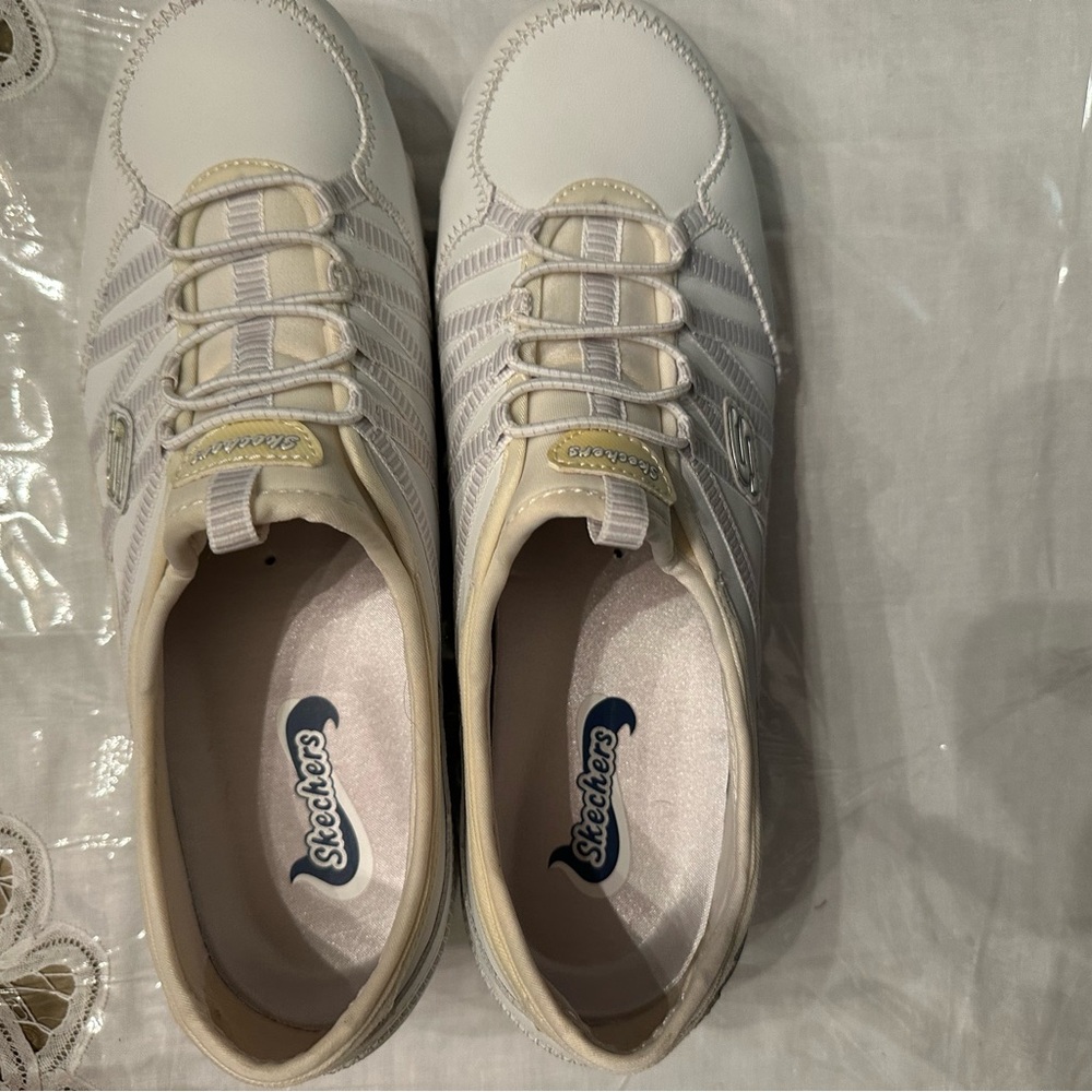 New Skechers women’s White Bikers-Dream Come True Sneakers size 9 in box - Picture 12 of 16